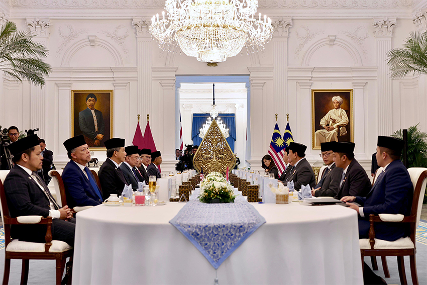 Presiden Prabowo menjamu makan siang PM Anwar Ibrahim, di Istana Merdeka, Jakarta, Jumat (27/6). [Tim Media Presiden]