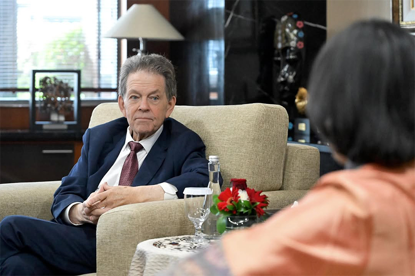 Menkeu Sri Mulyani berdiskusi dengan Dr. Arthur B.Laffer, di Jakarta, Rabu (18/6). [astakom/Kemenkeu]