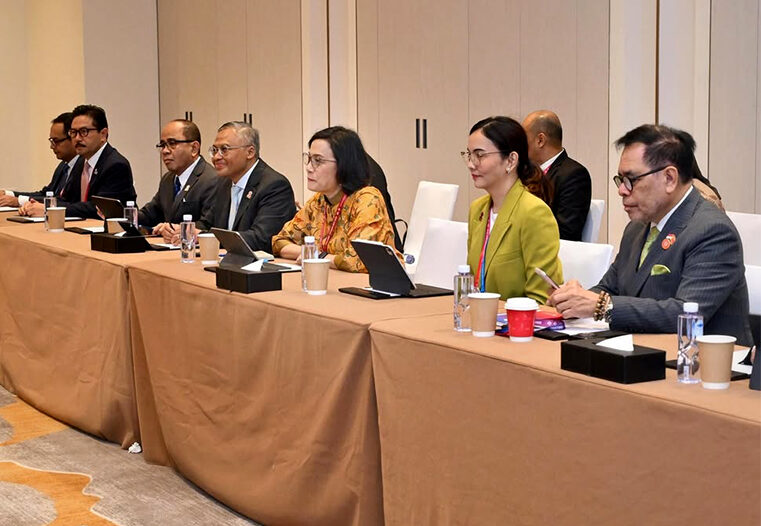 Menkeu Sri Mulyani Indrawati melakukan pertemuan dengan Presiden AIIB Jin Liqun di Beijing, Rabu (25/6). [astakom/Kemenkeu]