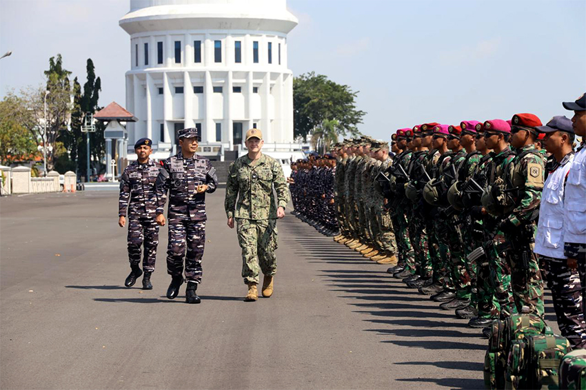 TNI AL latihan bersama USN dan USMC, di Dermaga Madura Koarmada II, Ujung Surabaya. Selasa (24/6). [astakom/Puspen TNI]