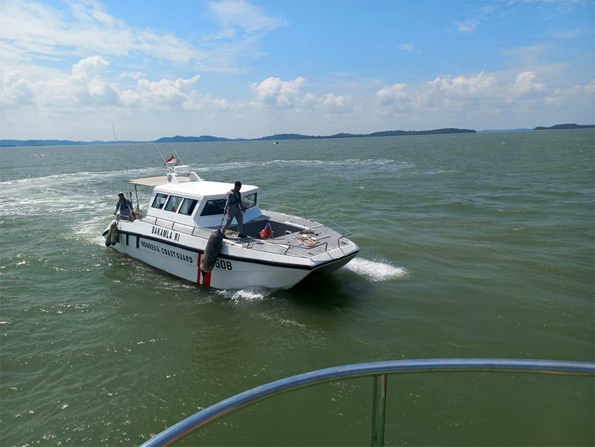 Bakamla RI melakukan pencarian 2 orang korban kapal terbalik, di Perairan Selat Nenek, Batam,
