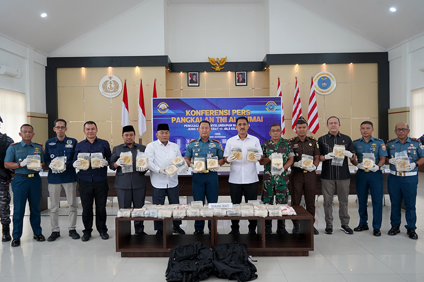 Tim F1QR Lanal Dumai gagalkan penyelundupan 48,54 kg sabu di perairan  Dumai, Selasa (10/6). [astakom/Pen TNI]