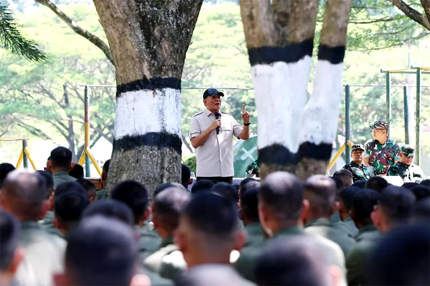 Menhan Sjafrie Sjamsoeddin meninjau pelaksanaan Diksarmil di Rindam Iskandar Muda, Aceh Besar, Selasa (24/6). [astakom/Kemhan]