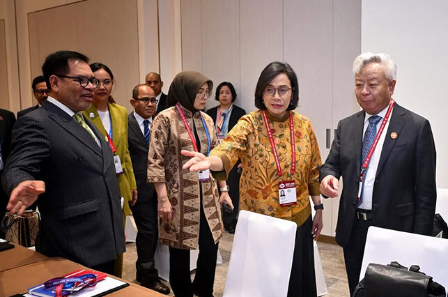 Menkeu Sri Mulyani Indrawati melakukan pertemuan dengan Presiden AIIB Jin Liqun di Beijing, Rabu (25/6). [astakom/Kemenkeu]
