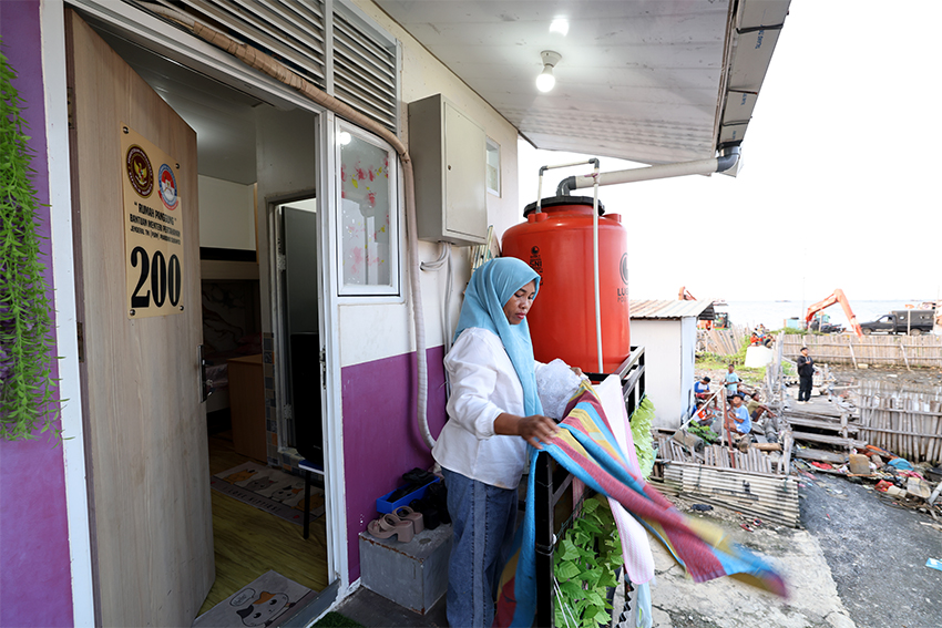 Rumah apung dan rumah panggung yang hidup berdampingan dengan alam pesisir Muara Angke, Jakarta Utara, Kamis (26/7). [astakom/Andi M Ilham]