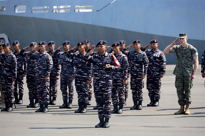 TNI AL latihan bersama USN dan USMC, di Dermaga Madura Koarmada II, Ujung Surabaya. Selasa (24/6). [astakom/Puspen TNI]