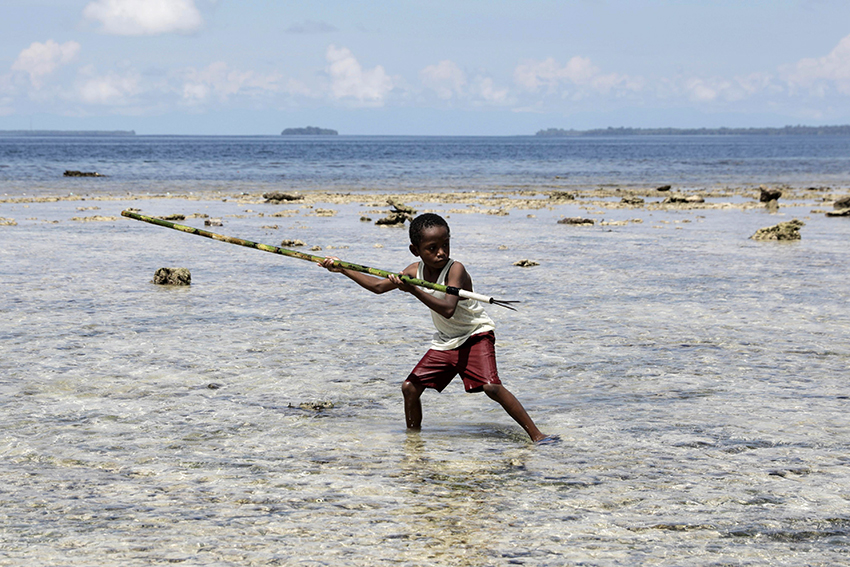 Tradisi tangkap ikan oleh masyarakat Suku Biak, di Papua, Selasa (10/7). [astakom/M Maulana Nugraha Putra]