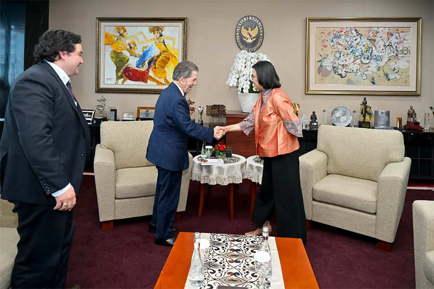 Menkeu Sri Mulyani berdiskusi dengan Dr. Arthur B.Laffer, di Jakarta, Rabu (18/6). [astakom/Kemenkeu]