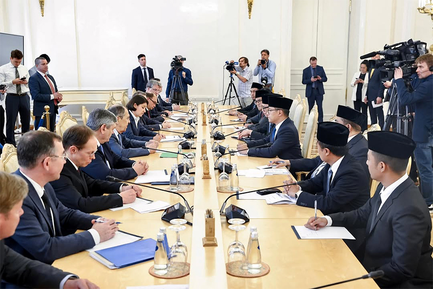 Menlu Sugiono dan Menlu Rusia Sergey Lavrov melakukan pertemuan bilateral, di Moskow, Selasa (17/6). [astakom/Kemenlu]