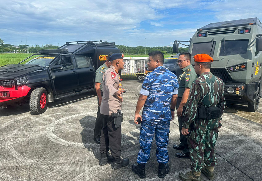 Pendaratan darurat pesawat Saudi Airlines SV5276 rute Jeddah–Jakarta di Bandara Internasional Kualanamu, Deli Serdang, Sumatera Utara, Selasa (17/6). [astakom/Pen TNI]