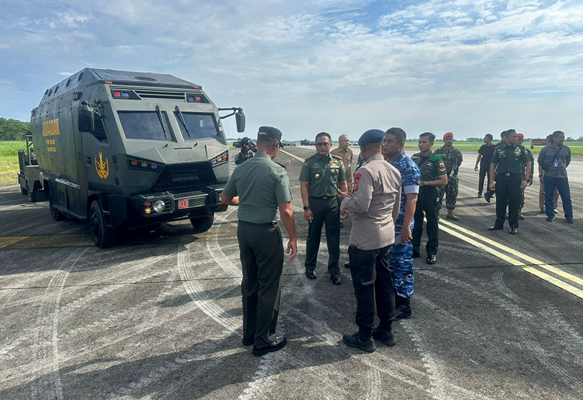 Pendaratan darurat pesawat Saudi Airlines SV5276 rute Jeddah–Jakarta di Bandara Internasional Kualanamu, Deli Serdang, Sumatera Utara, Selasa (17/6). [astakom/Pen TNI]