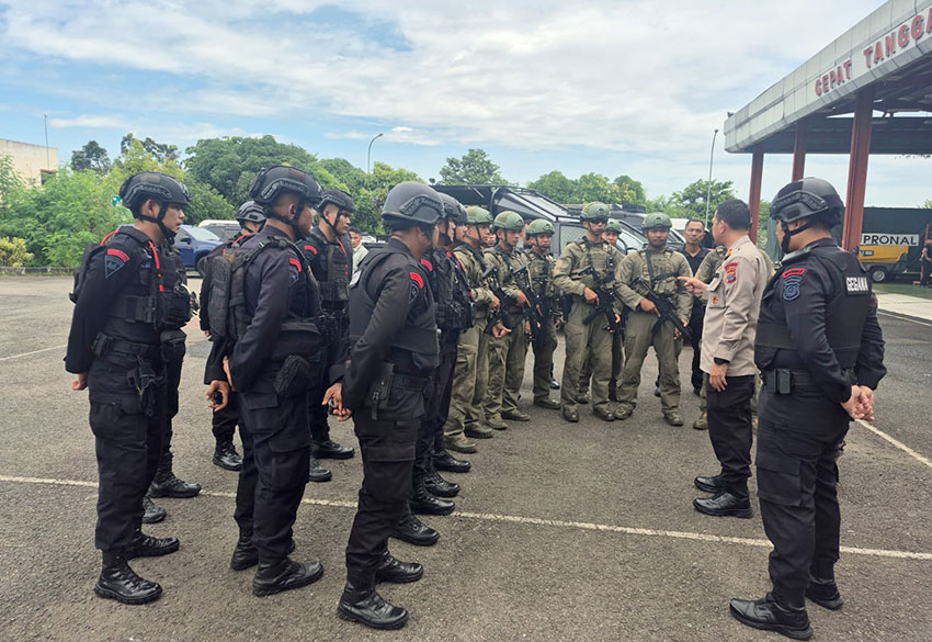 Pendaratan darurat pesawat Saudi Airlines SV5276 rute Jeddah–Jakarta di Bandara Internasional Kualanamu, Deli Serdang, Sumatera Utara, Selasa (17/6). [astakom/Pen TNI]