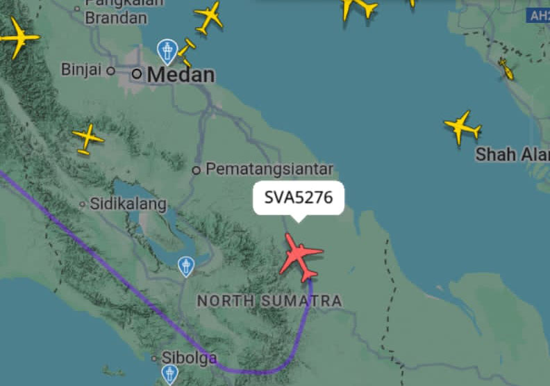 Pendaratan darurat pesawat Saudi Airlines SV5276 rute Jeddah–Jakarta di Bandara Internasional Kualanamu, Deli Serdang, Sumatera Utara, Selasa (17/6). [astakom/Pen TNI]