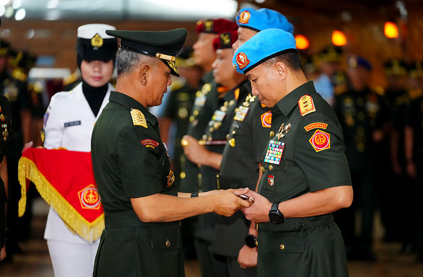 Sertijab Danpaspampres Mayjen TNI Edwin Adrian Sumantha dan Dankoopssus Brigjen TNI Yudha Airlangga, di Mabes TNI, Cilangkap, Jakarta, Senin (23/6). [astakom/Pen TNI]