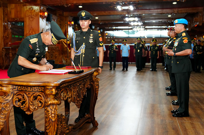 Sertijab Danpaspampres Mayjen TNI Edwin Adrian Sumantha dan Dankoopssus Brigjen TNI Yudha Airlangga, di Mabes TNI, Cilangkap, Jakarta, Senin (23/6). [astakom/Pen TNI]