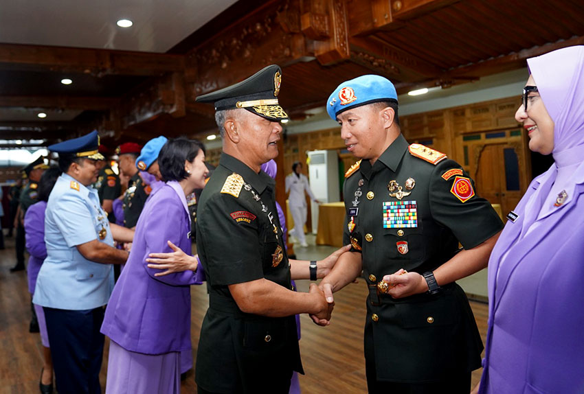 Sertijab Danpaspampres Mayjen TNI Edwin Adrian Sumantha dan Dankoopssus Brigjen TNI Yudha Airlangga, di Mabes TNI, Cilangkap, Jakarta, Senin (23/6). [astakom/Pen TNI]