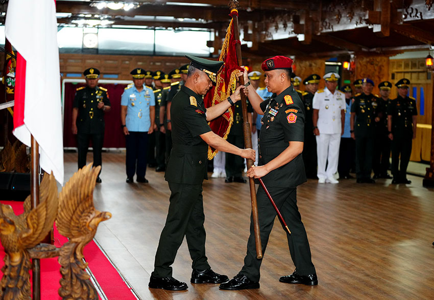 Sertijab Danpaspampres Mayjen TNI Edwin Adrian Sumantha dan Dankoopssus Brigjen TNI Yudha Airlangga, di Mabes TNI, Cilangkap, Jakarta, Senin (23/6). [astakom/Pen TNI]