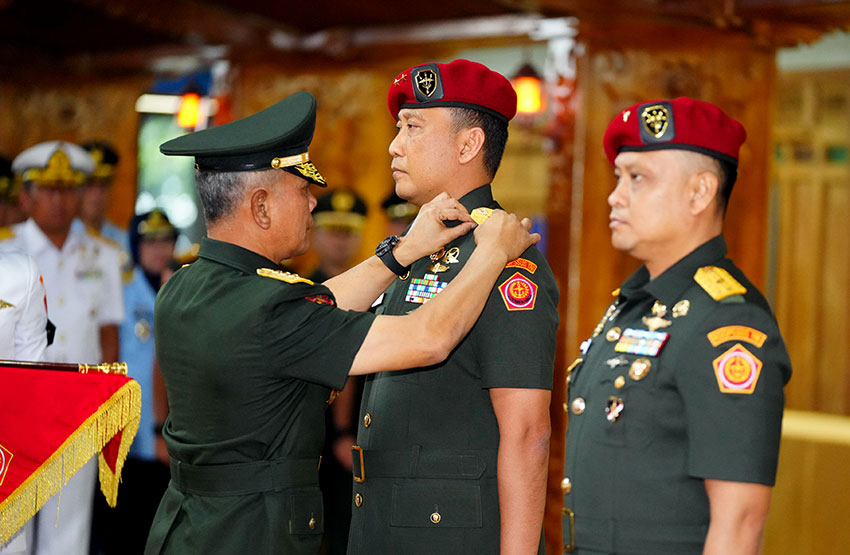 Sertijab Danpaspampres Mayjen TNI Edwin Adrian Sumantha dan Dankoopssus Brigjen TNI Yudha Airlangga, di Mabes TNI, Cilangkap, Jakarta, Senin (23/6). [astakom/Pen TNI]