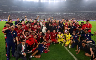 Momen Prabowo Turun ke Lapangan Beri Selamat ke Timnas Usai Kemenangan Lawan China