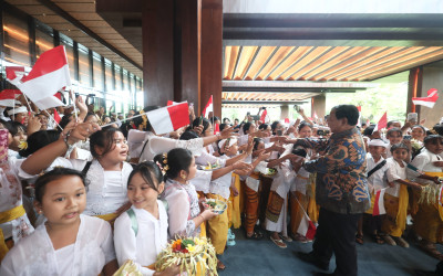 Riuh Pelajar dan Tari Pendet Sambut Prabowo di Sanur