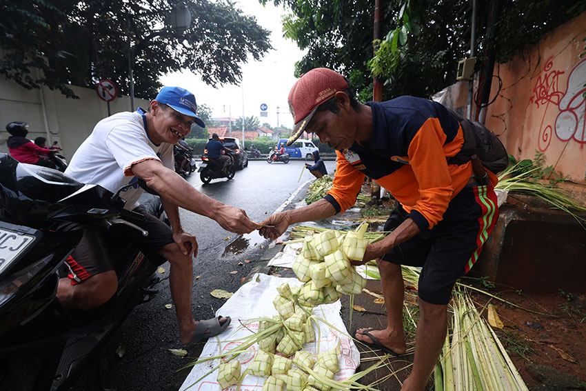 Penjual kulit ketupat di kawasan Pasar Minggu, Jakarta Selatan, Kamis (5/6). [astakom/Muhammad Syauqi Amrullah]
