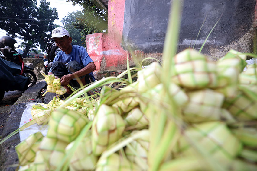 Penjual kulit ketupat di kawasan Pasar Minggu, Jakarta Selatan, Kamis (5/6). [astakom/Muhammad Syauqi Amrullah]