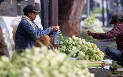 Penjual Kulit Ketupat Idul Adha