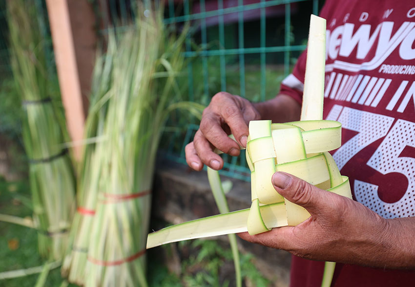 Penjual kulit ketupat di kawasan Pasar Minggu, Jakarta Selatan, Kamis (5/6). [astakom/Muhammad Syauqi Amrullah]