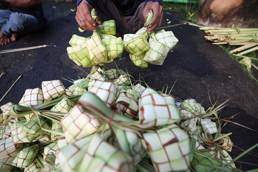 Penjual kulit ketupat di kawasan Pasar Minggu, Jakarta Selatan, Kamis (5/6). [astakom/Muhammad Syauqi Amrullah]
