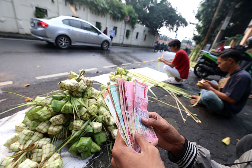 Penjual kulit ketupat di kawasan Pasar Minggu, Jakarta Selatan, Kamis (5/6). [astakom/Muhammad Syauqi Amrullah]