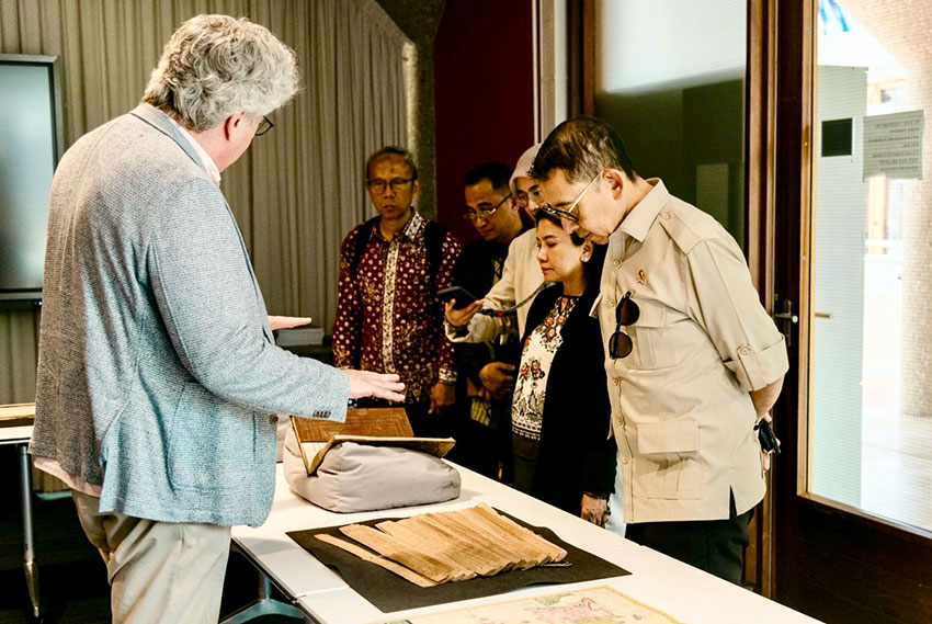 Menbud Fadli Zon, meninjau koleksi Indonesia di Perpustakaan Universitas Leiden, Belanda, Sabtu (14/6). [astakom/Kemenbud]