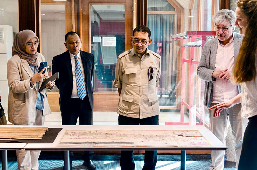 Menbud Fadli Zon, meninjau koleksi Indonesia di Perpustakaan Universitas Leiden, Belanda, Sabtu (14/6). [astakom/Kemenbud]