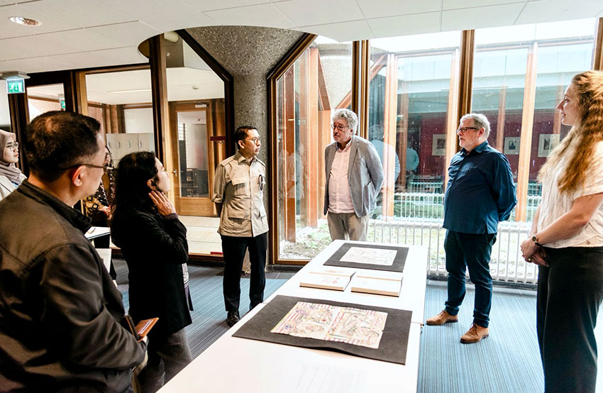 Menbud Fadli Zon, meninjau koleksi Indonesia di Perpustakaan Universitas Leiden, Belanda, Sabtu (14/6). [astakom/Kemenbud]