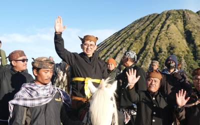 Menteri Kebudayaan Mendapat Gelar Warga Kehormatan Sesepuh Masyarakat Tengger