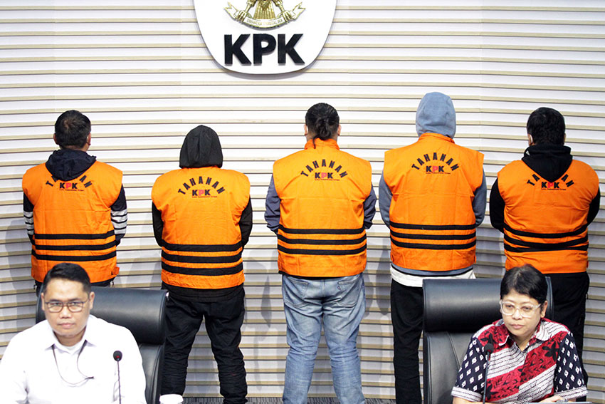 KPK menetapkan lima orang tersangka dan langsung ditahan saat konferensi pers, di Gedung KPK, Jakarta, Sabtu (28/6). [astakom/str-Antasena]