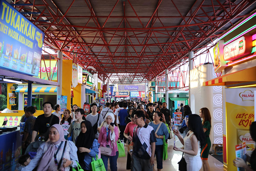 Warga mengunjungi sejumlah stan Jakarta Fair Kemayoran 2025, di JIExpo Kemayoran, Jakarta, Jumat (20/6). [astakom/Muhammad Maulana N Putra]