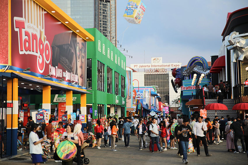 Warga mengunjungi sejumlah stan Jakarta Fair Kemayoran 2025, di JIExpo Kemayoran, Jakarta, Jumat (20/6). [astakom/Muhammad Maulana N Putra]