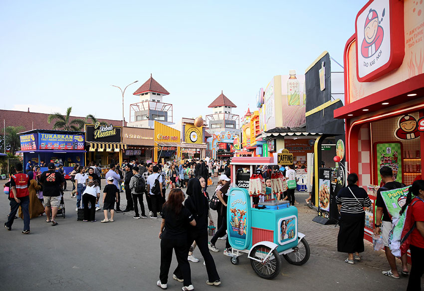 Warga mengunjungi sejumlah stan Jakarta Fair Kemayoran 2025, di JIExpo Kemayoran, Jakarta, Jumat (20/6). [astakom/Muhammad Maulana N Putra]