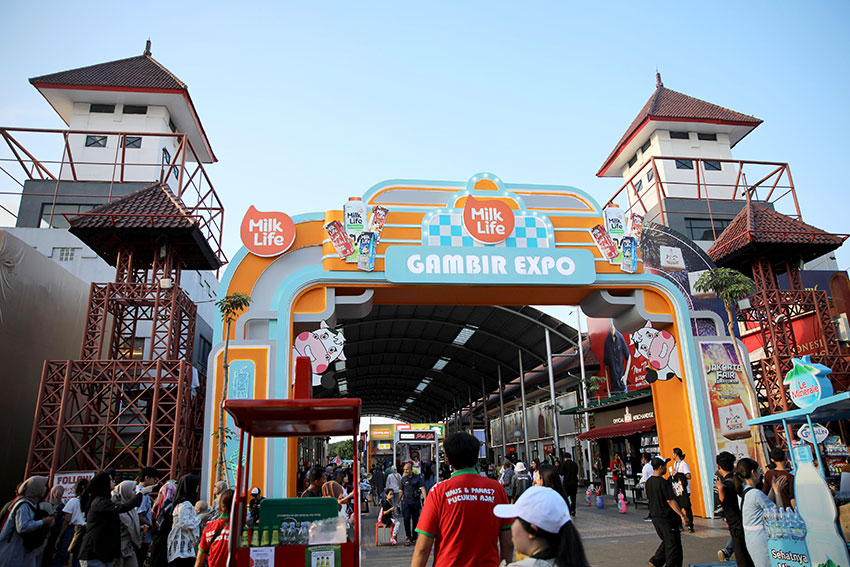 Warga mengunjungi sejumlah stan Jakarta Fair Kemayoran 2025, di JIExpo Kemayoran, Jakarta, Jumat (20/6). [astakom/Muhammad Maulana N Putra]