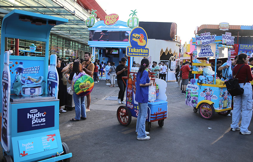 Warga mengunjungi sejumlah stan Jakarta Fair Kemayoran 2025, di JIExpo Kemayoran, Jakarta, Jumat (20/6). [astakom/Muhammad Maulana N Putra]