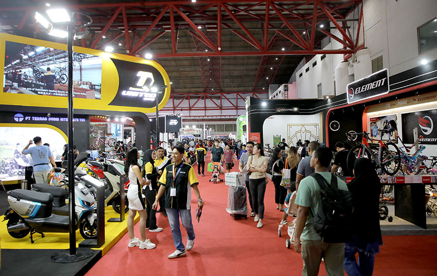 Warga mengunjungi sejumlah stan Jakarta Fair Kemayoran 2025, di JIExpo Kemayoran, Jakarta, Jumat (20/6). [astakom/Muhammad Maulana N Putra]