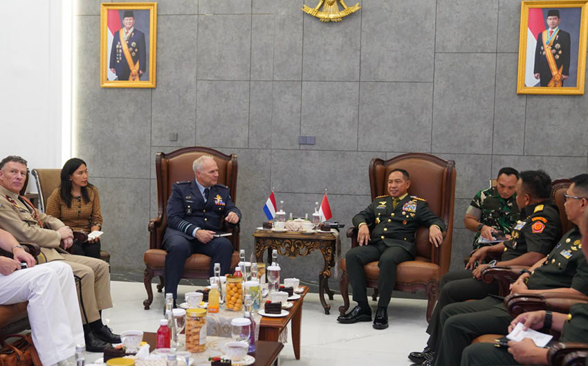 Panglima TNI Jenderal TNI Agus Subiyanto menerima General Onno Eichlshelm Panglima Angkatan Bersenjata Belanda, di Mabes TNI, Jakarta, Senin (2/6). [astakom/Pen TNI]