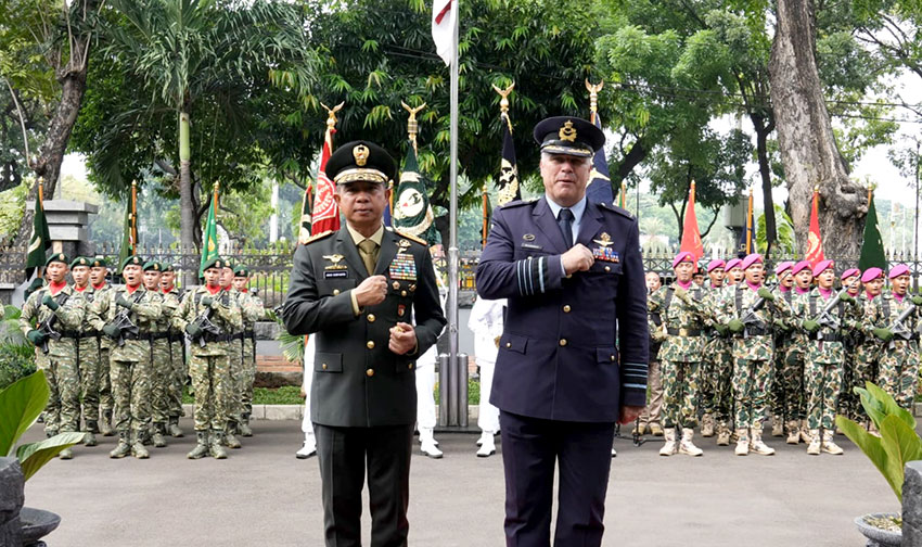Panglima TNI Jenderal TNI Agus Subiyanto menerima General Onno Eichlshelm Panglima Angkatan Bersenjata Belanda, di Mabes TNI, Jakarta, Senin (2/6). [astakom/Pen TNI]