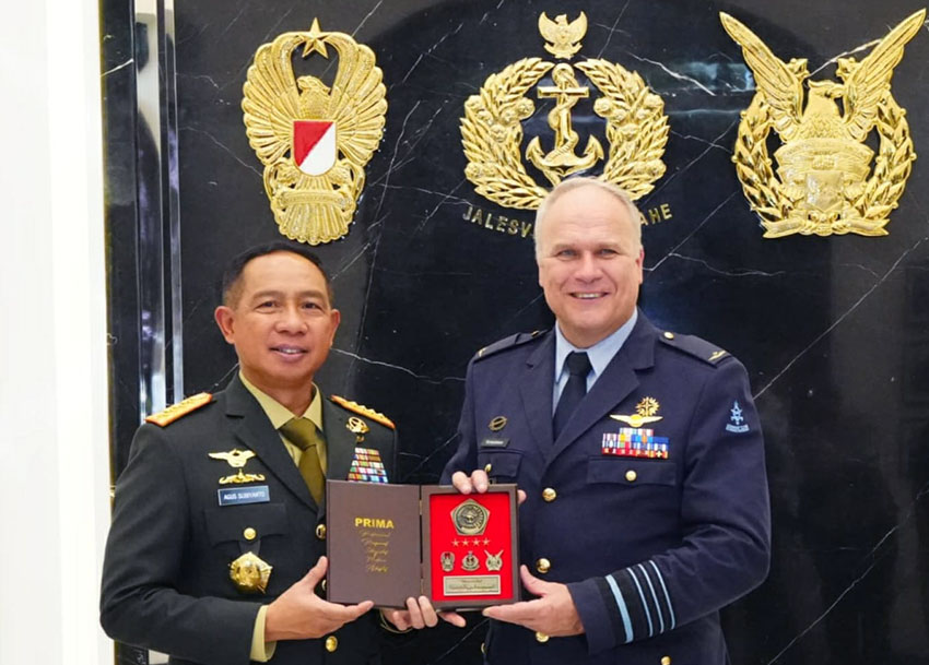 Panglima TNI Jenderal TNI Agus Subiyanto menerima General Onno Eichlshelm Panglima Angkatan Bersenjata Belanda, di Mabes TNI, Jakarta, Senin (2/6). [astakom/Pen TNI]