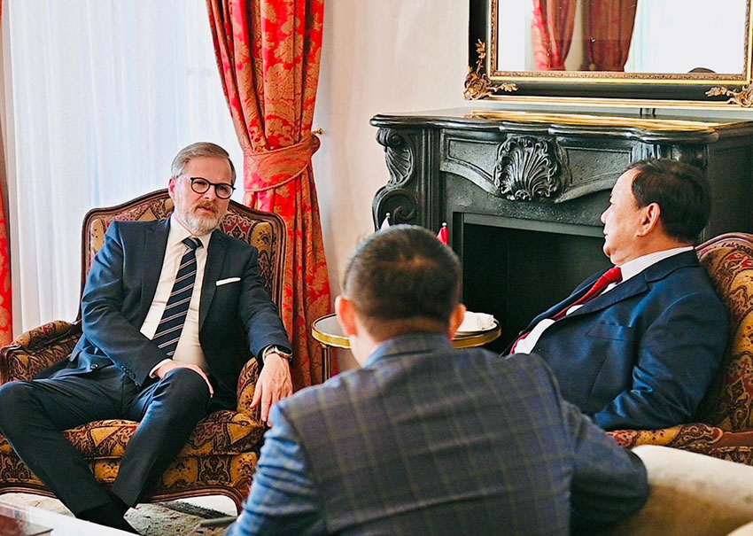 Presiden Prabowo menerima kunjungan PM Republik Ceko Petr Fiala, di Praha, Selasa (17/6). [Tim Media Presiden]