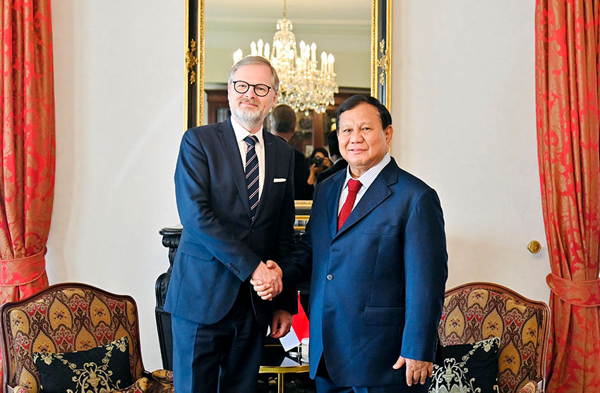 Presiden Prabowo menerima kunjungan PM Republik Ceko Petr Fiala, di Praha, Selasa (17/6). [Tim Media Presiden]