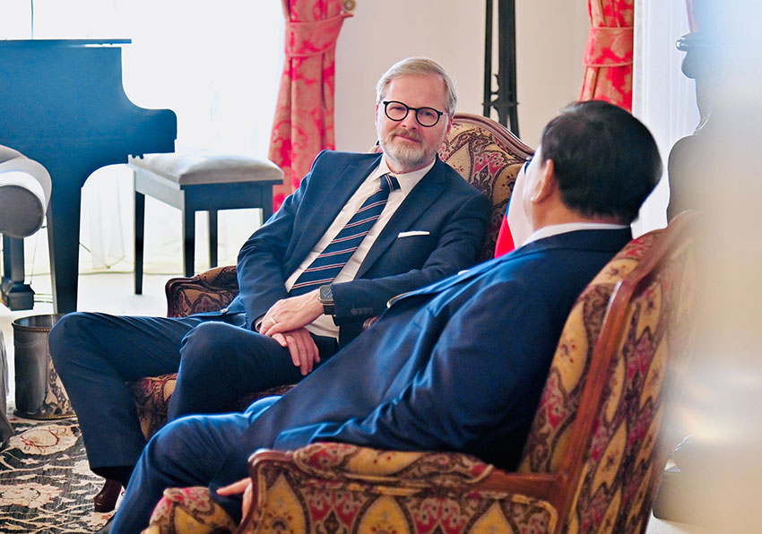 Presiden Prabowo menerima kunjungan PM Republik Ceko Petr Fiala, di Praha, Selasa (17/6). [Tim Media Presiden]