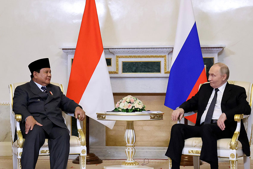 Presiden Prabowo Subianto bertemu dengan Presiden Vladimir Putin di Istana Konstantine Novsky, St. Petersburg, Rusia, Kamis (19/6). [Tim Media Presiden]