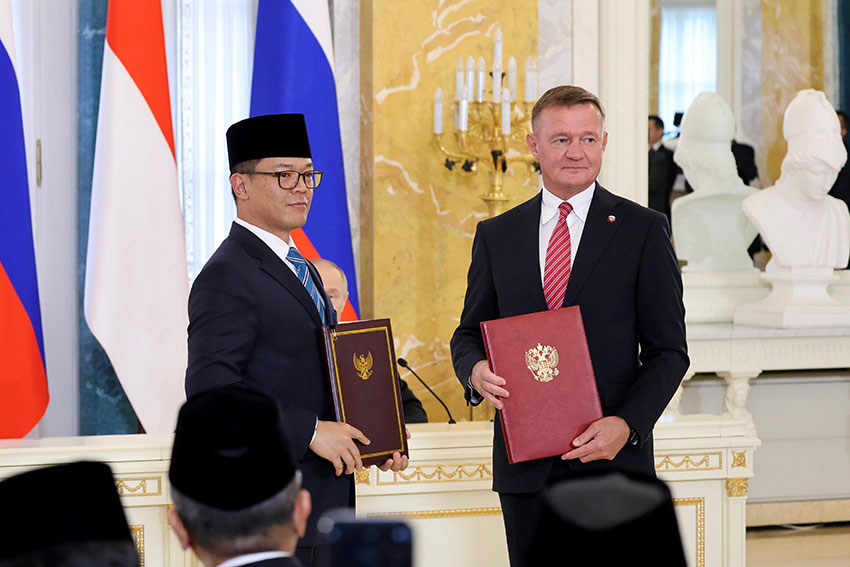 Presiden Prabowo Subianto bertemu dengan Presiden Vladimir Putin di Istana Konstantine Novsky, St. Petersburg, Rusia, Kamis (19/6). [Tim Media Presiden]