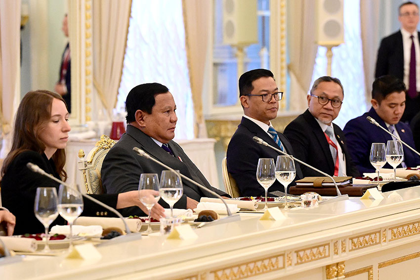 Presiden Prabowo Subianto bertemu dengan Presiden Vladimir Putin di Istana Konstantine Novsky, St. Petersburg, Rusia, Kamis (19/6). [Tim Media Presiden]